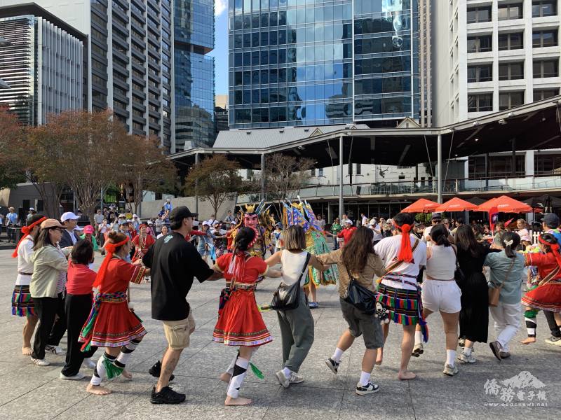 澳洲臺灣原住民協會與民眾共舞