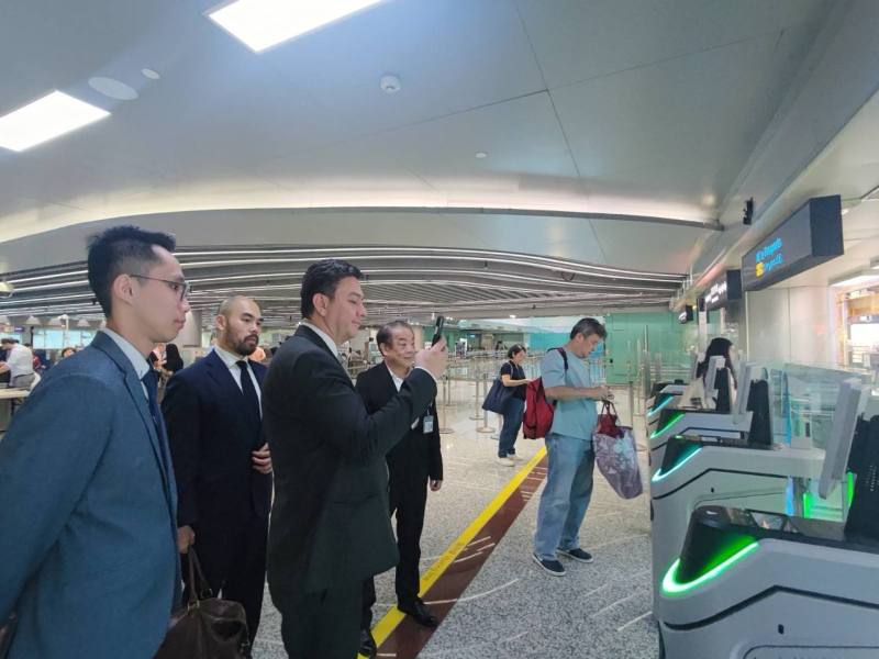 瓜地馬拉移民署署長李維拉（Alfredo Danilo Rivera，左三）參訪桃園機場國境事務大隊及機場自動通關系統。