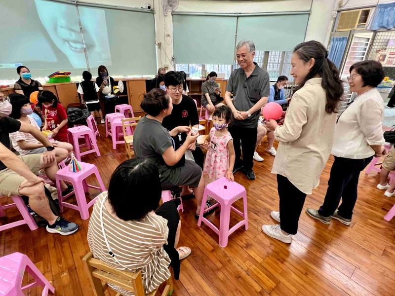 范副主委開心與家長交流