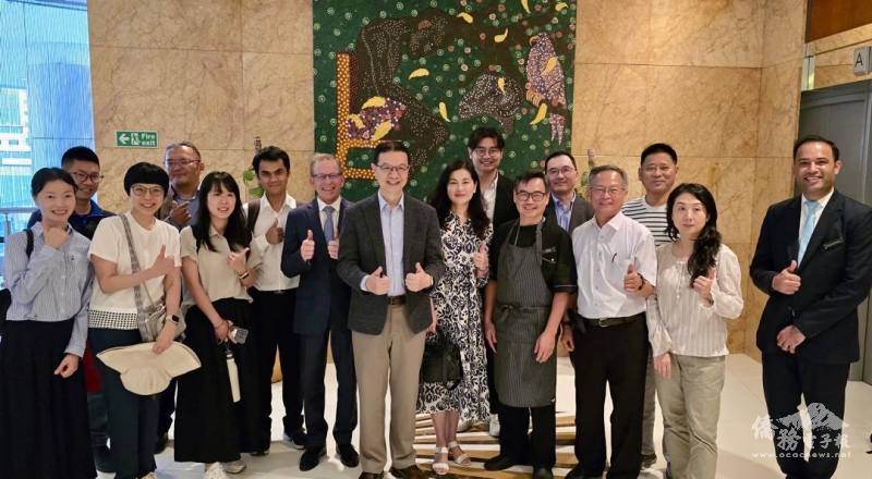 我國內參展廠商與劉翼平夫婦以及奈國臺商會副會長林子立、秘書長張智亮、貿協主任林志都等融洽餐敘聯誼