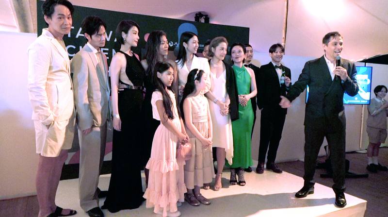 文策院15日在法國坎城影展舉行「台灣之夜」，現場眾星雲集。奧斯卡導演西恩貝克（圖右1）、旅美台灣導演鄒時擎（圖左4）、與電影「左撇子女孩」眾演員出席盛會。西恩貝克致詞時，表示非常榮幸能與台灣影人合作。