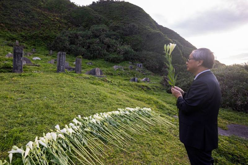 國家人權博物館今（17）日舉辦綠島人權紀念碑錄名竣工揭牌典禮，文化部長李遠昨（16）日前往「十三中隊」緬懷長眠的政治受難者，並獻上百合花致意。