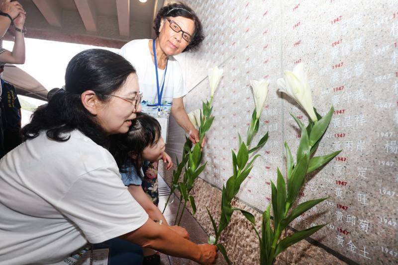 政治受難者後代在紀念碑前獻花儀式，致敬威權統治時期政治受難者，也象徵記憶的世代傳承。