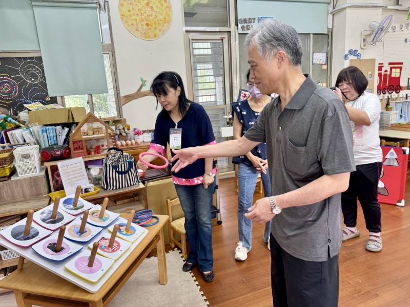 范副主委體驗客語套圈圈