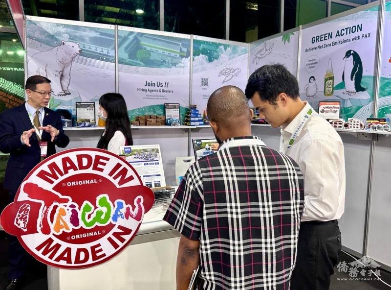 我國內廠商參展並與西非觀展人士交流
