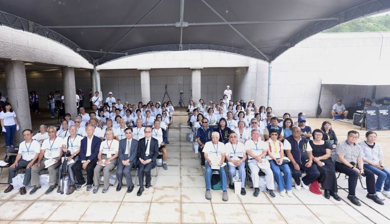 文化部國家人權博物館今（17）日舉行「綠島人權紀念碑錄名竣工揭牌典禮」，文化部長李遠（前排左7）、國家人權博物館長洪世芳（前排左6）及政治受難者前輩、家屬、受難者團體代表等，共同見證臺灣轉型正義的重要里程。