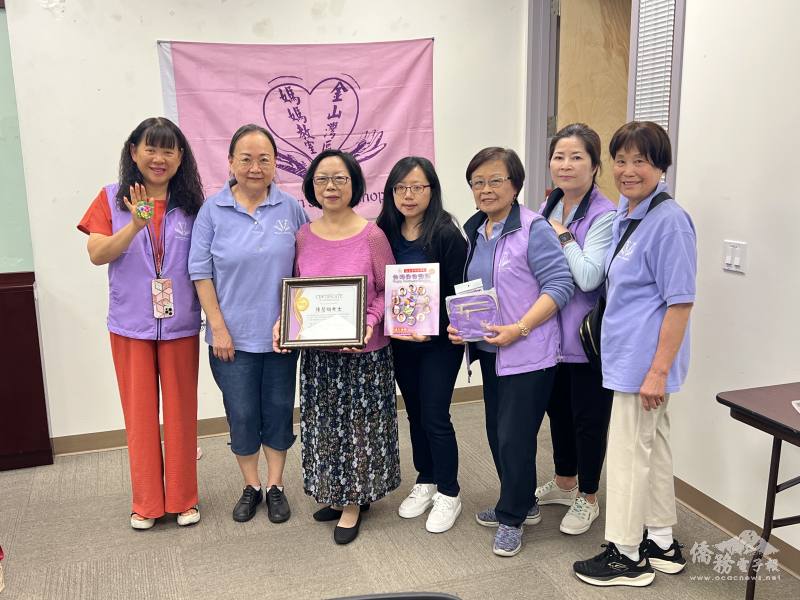 金山灣區媽媽教室贈送感謝狀給講座陳慧絪(左三)