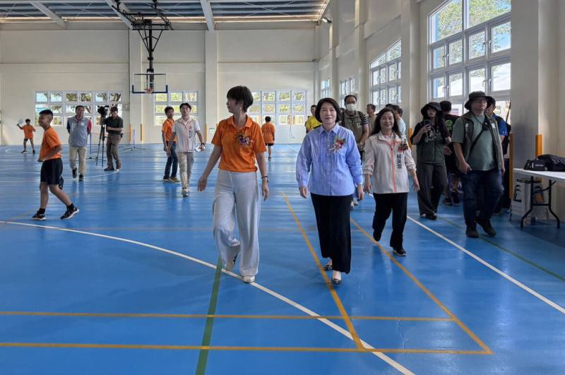 屏東縣政府在車城國小射寮分校新建學生活動中心，16日揭牌啟用，屏東縣長周春米（淺藍襯衫者）親自到場巡視。（屏東縣政府教育處提供）