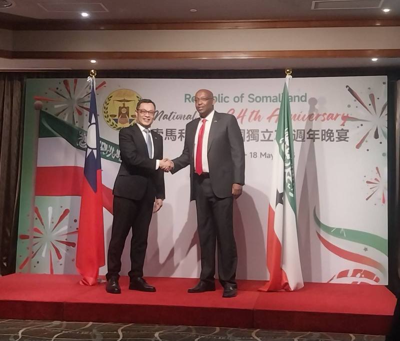 外交部政務次長陳明祺（左）於索馬利蘭駐台代表加拉爾（Mahmoud Adam Jama Galaal，右)握手致意