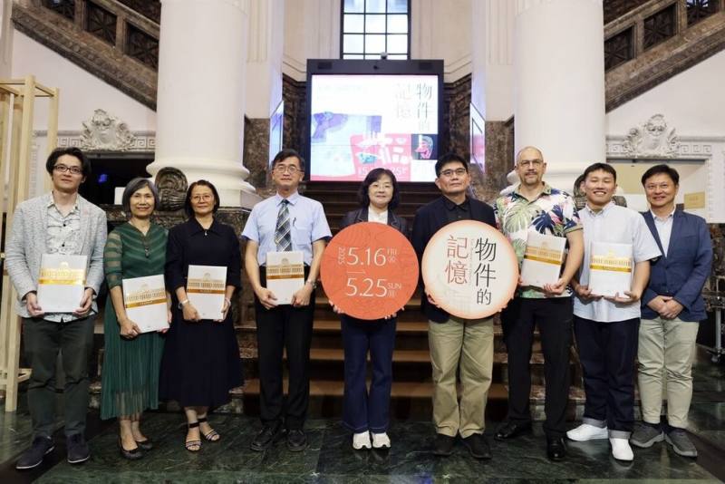 台灣博物館16日舉辦「物件的記憶：家藏、捐贈與新生」微型展開幕記者會，並邀請2019年後的捐贈者們到場分享文物故事，與文化部次長徐宜君（中）、台博館館長陳登欽（右4）合影留念。（台博館提供）