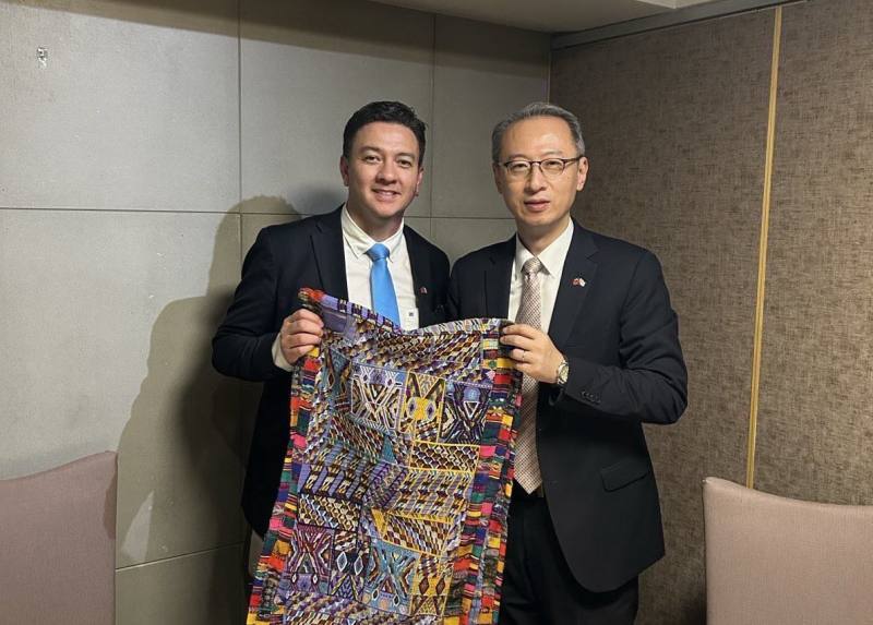 外交部拉丁美洲及加勒比海司副司長盧朝睿（右）與瓜地馬拉移民署署長李維拉（Alfredo Danilo Rivera，左）合影。