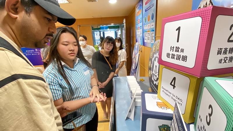 新北市教育局將串聯多所技術型高中，布局未來科技人才，其中在金融科技領域方面，三重商工設有「金融沙盒育才中心」，整合區塊鏈與加密貨幣模擬交易課程，攜手科大及銀行業者開發實作課程，16日由學生在記者會中說明介紹。