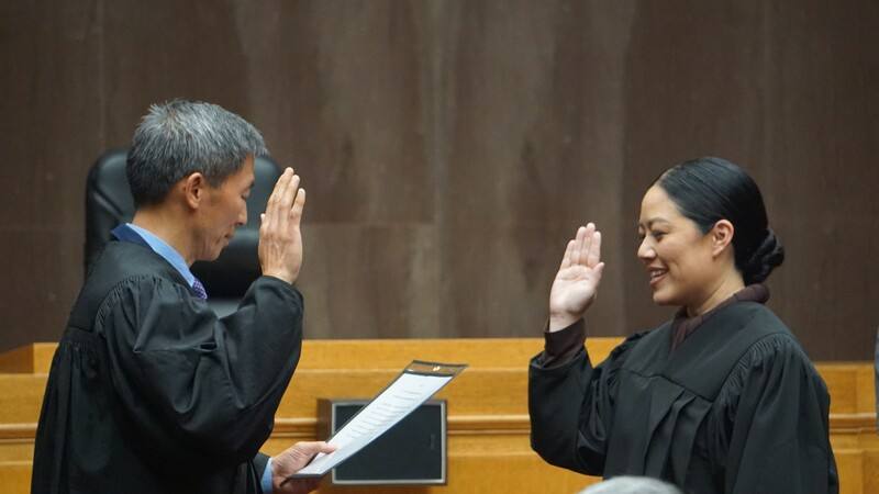 洛杉磯郡高等法院16日為台裔法官黃海倫（右）舉行就職儀式，加州最高法院台裔法官劉弘威（Goodwin Liu）（左）主持宣誓儀式。