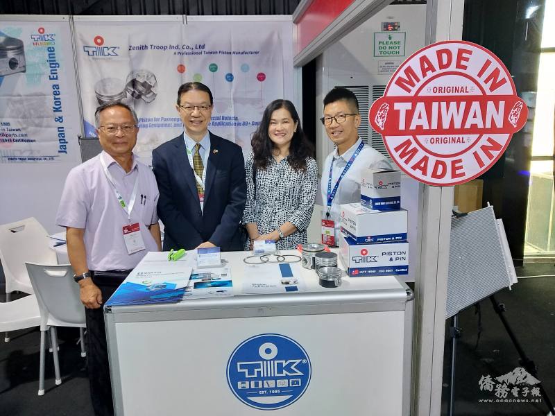 駐奈及利亞代表處劉翼平夫婦與我國內參展的部分廠商代表副董事長謝堃坪、課長鄭景中合影