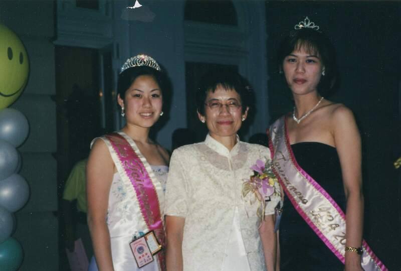 洛杉磯郡高等法院台裔法官黃海倫（左）2000年曾經獲選「台美小姐」皇后。（黃海倫提供）