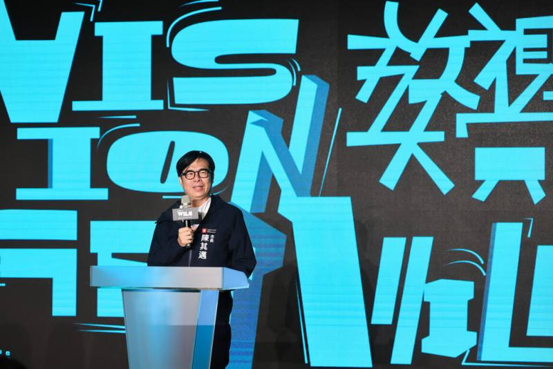 高雄市長陳其邁（圖）17日出席「2025放視大賞」頒獎典禮，也在典禮前參觀展區，體驗智崴集團、日本BitSummit等攤位。（高雄市政府提供）