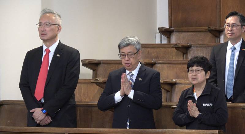 前副總統陳建仁（前排中）、外交部政次吳志中（前排左）17日都在西裝上別著「TEAM TAIWAN」別針，陳建仁夫人羅鳳蘋（前排右）外套也有大大TAIWAN字樣，展現超高識別度