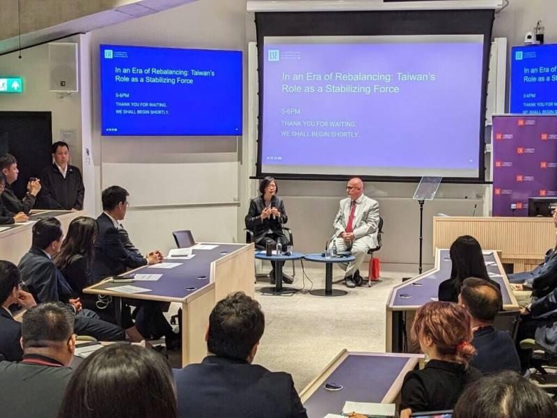 前總統蔡英文（左）17日在倫敦政經學院發表演說，候任法學院院長莫瑞（右）開場致詞時，提到歡迎蔡英文至LSE法學院任教。（聽眾提供）