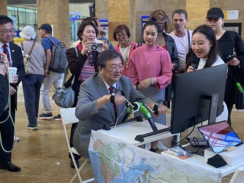 台灣聯合國協進會在日內瓦時間5月17日到19日，於日內瓦中央車站(Genève, gare Cornavin)舉辦「One World for Health, Taiwan’s Tech for WHO’s Three Core Pillars」特展，世衛行動團團長、衛福部長邱泰源17日在現場實際體驗「遊戲化復健平台」
