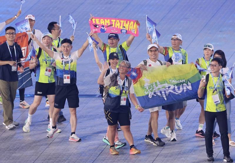 台灣選手高舉「Team Taiwan」旗幟，參與選手進場活動