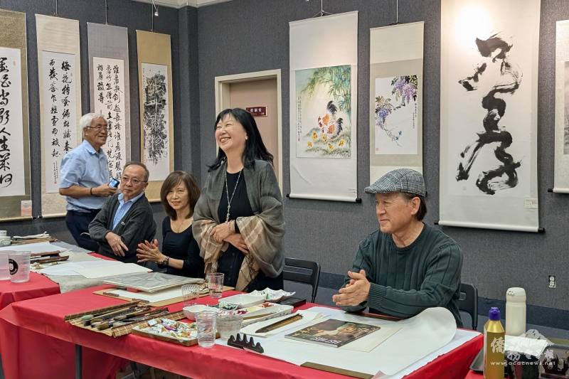 主持人介紹現場揮毫畫家吳澤慧（右2）