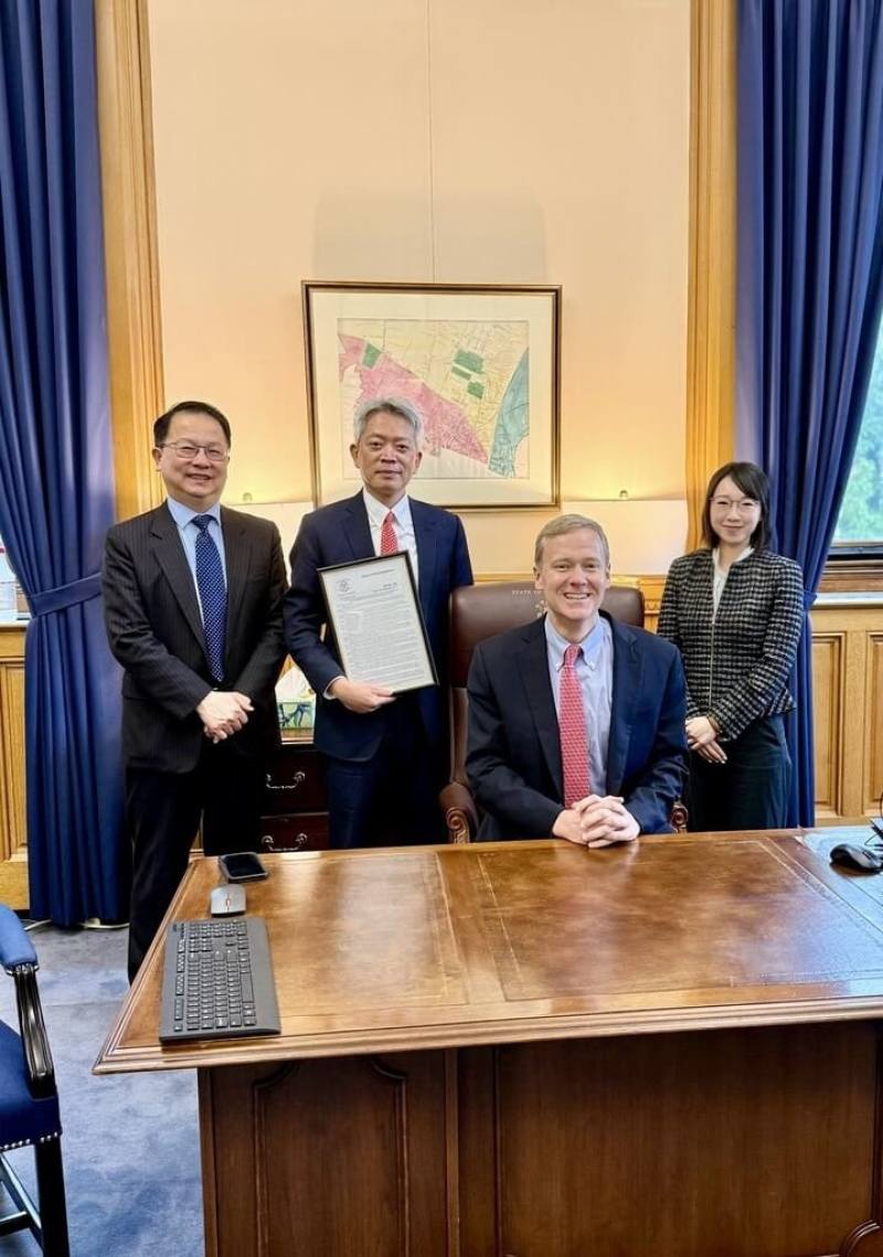 美國康乃狄克州眾議長瑞特（右2，Matthew Ritter）15日致贈友台決議文予駐紐約辦事處長李志強（左2）。（駐紐約辦事處提供）