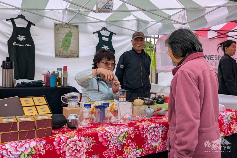 民眾諮詢臺灣茶葉的特色