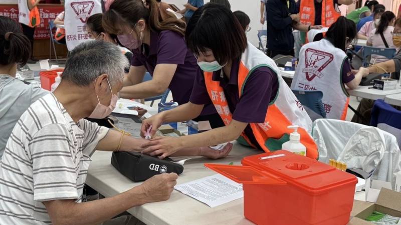 肝病防治學術基金會攜手便利商店，18日在高雄市大社區舉行保肝篩檢活動，為年滿30歲以上民眾提供免費肝病抽血、癌篩與腹部超音波檢查。（肝基會提供）