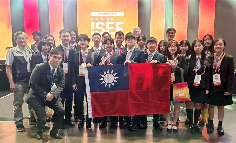 The Taiwanese delegation to the 75th Annual Regeneron International Science and Engineering Fair (Regeneron ISEF) in Columbus, Ohio. Photo courtesy of the National Taiwan Science Education Center
