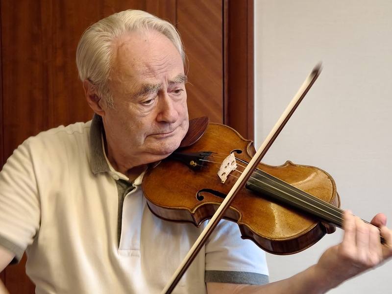 87歲法國小提琴家吉拉．普雷（Gérard Poulet）17日抵台，受訪時表示，到了這個年紀已沒有什麼秘密，「我每天練琴2到4小時，吃得好，睡得好，生活規律。我喝一點點酒，但我不抽煙」，他說「自律」很重要