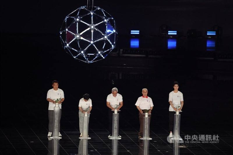 The five torch bearers of the 2025 World Masters Games opens the event on Saturday at the Taipei Dome. CNA photo May 17, 2025