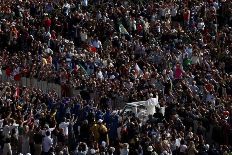 新教宗良十四世18日就職典禮開場前以敞篷座車繞場。（路透社）