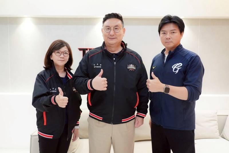 中職富邦悍將隊表示，近期富邦育樂總經理陳昭如（左）、副領隊林威助（右）率團到韓職起亞虎隊交流，也拜會起亞虎球團領隊沈哉學（中）。（富邦悍將提供）