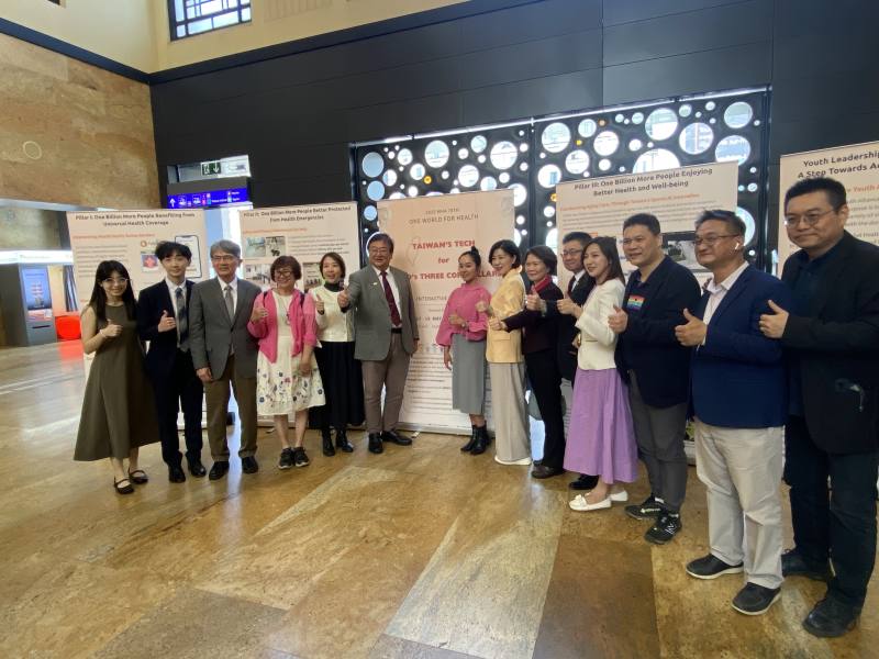 衛福部長邱泰源(左6)、民進黨立委王正旭(左3)、國民黨立委王育敏(右7)、民眾黨立委劉書彬(右6)、台灣聯合國協進會常務理事、民間宣達團團長黃淑純(左4)、台灣聯合國協進會常務理事、新北市議員陳乃瑜(右4)、台灣醫療衛生青年聯盟理事長李瀚恩(左2)等人出席「One World for Health, Taiwan’s Tech for WHO’s Three Core Pillars」特展開幕式