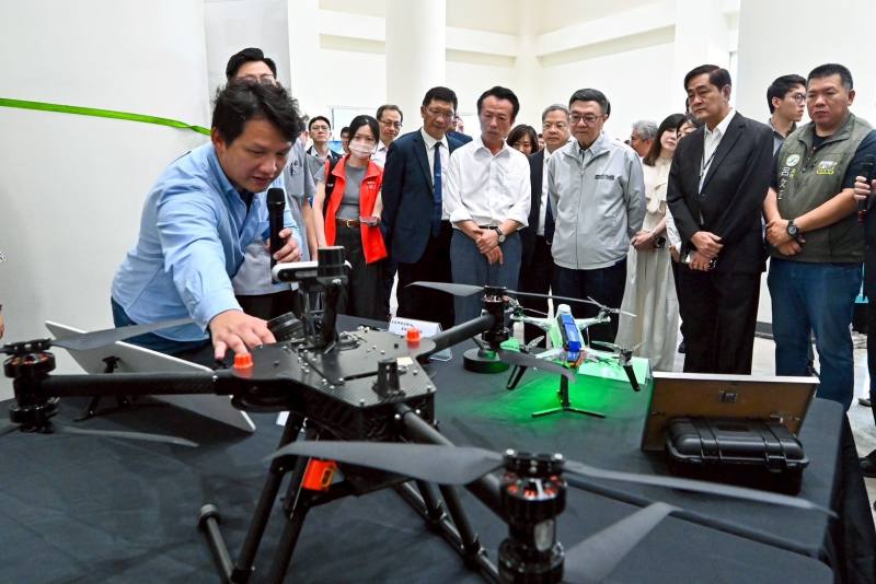 卓揆參觀無人機靜態展示
