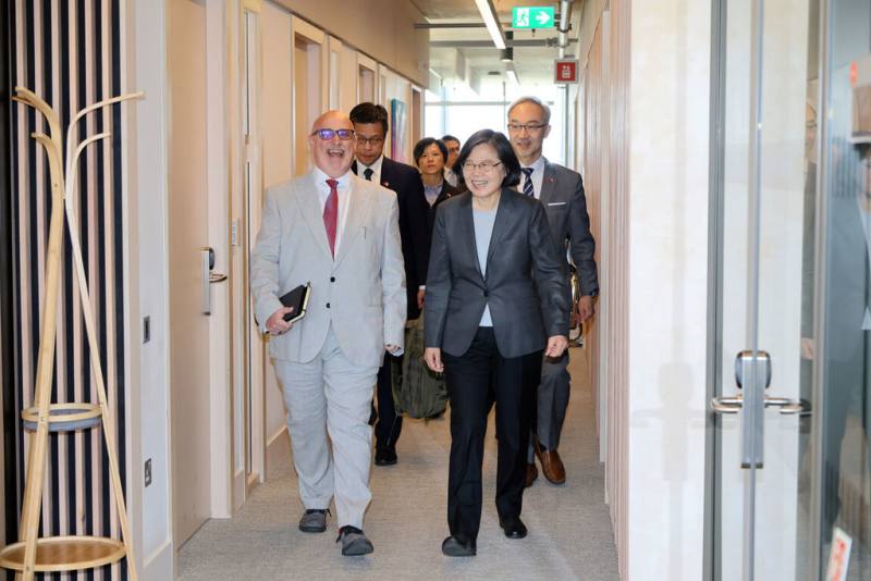 前總統蔡英文（右）17日訪問倫敦政經學院，準法學院院長莫瑞（Andrew Murray，左）接待。（訪團提供）