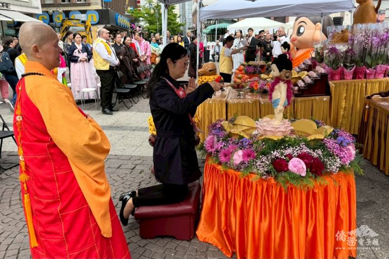 駐法蘭克福辦事處處長羅美舜夫人程宜宜以香湯淨水禮敬太子佛像