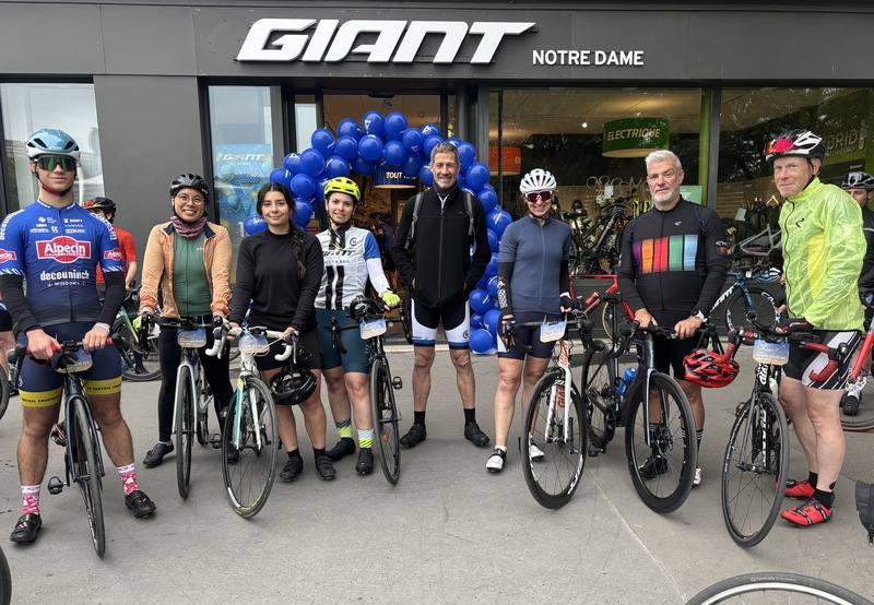 巴黎三鐵俱樂部參加17日捷安特15週年環巴黎騎行。許多人告訴記者，第一台專業自行車都是捷安特，稱台灣品牌值得信賴。他們也指出，巴黎近年推動單車有感，但仍有偷盜、停車場等問題待改善