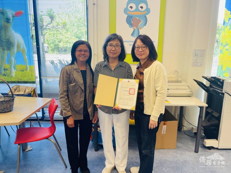 駐荷蘭代表處僑務秘書楊海華（右ㄧ）代表頒發僑務顧問聘書予老師尉鳳芝（中），左ㄧ為荷蘭臺北學校副校長鄭月鳳
 