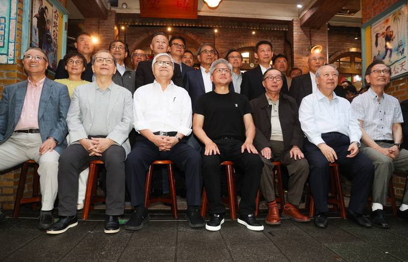輝達（NVIDIA）執行長黃仁勳（前中）17日晚間宴請台灣供應鏈夥伴，並邀請與會「大咖們」一同合影，台積電董事長魏哲家（前左3）、廣達董事長林百里（前右3）就坐在黃仁勳兩側