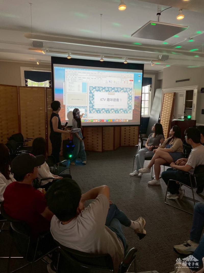 聯誼活動現場進行趣味遊戲