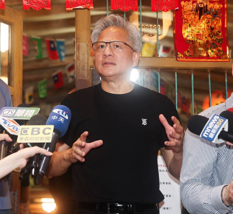 輝達（NVIDIA）執行長黃仁勳（圖）17日晚間在知名台菜餐廳宴請台灣供應鏈夥伴，席間走出餐廳受訪，回應媒體提問。