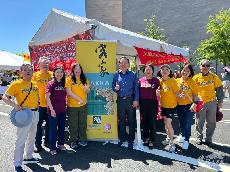 黃正杰與華府客家同鄉會會員合影