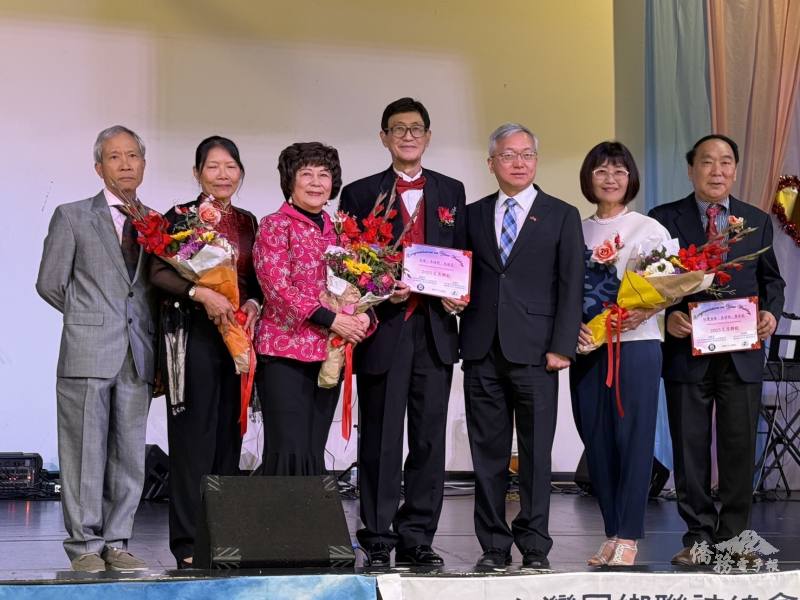 「臻愛獎」獲獎伉儷與駐舊金山辦事處副處長朱永昌(右三)合影