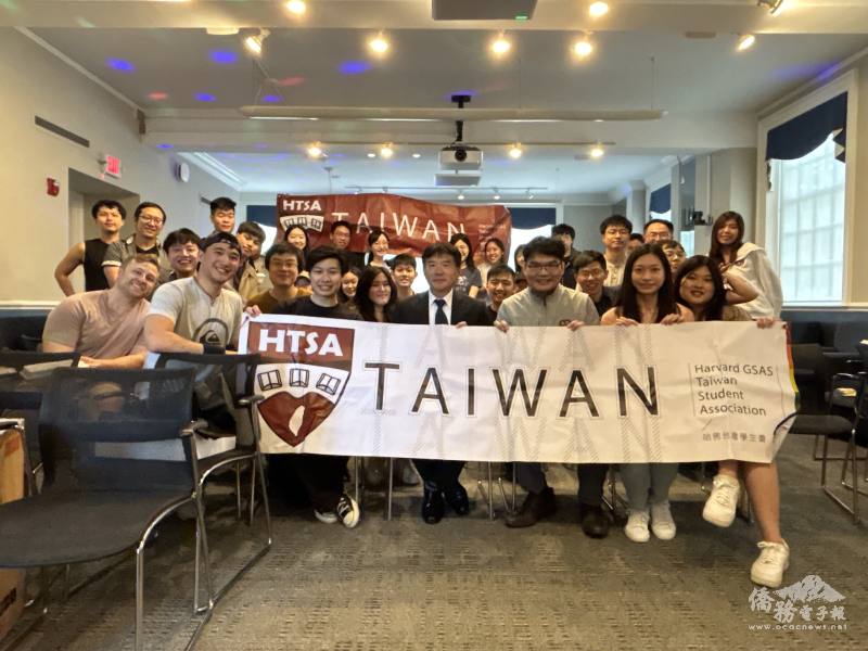 波士頓文教中心主任高家富(前右4)應邀出席送舊聯誼活動