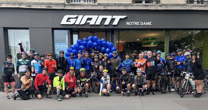 捷安特慶祝法國深耕15週年，17日舉辦全長110公里的環巴黎自行車騎行活動，上午在警察的開路下準時出發。民眾可報名騎全程，或中途自由來去。主辦方表示，共有近百人參與