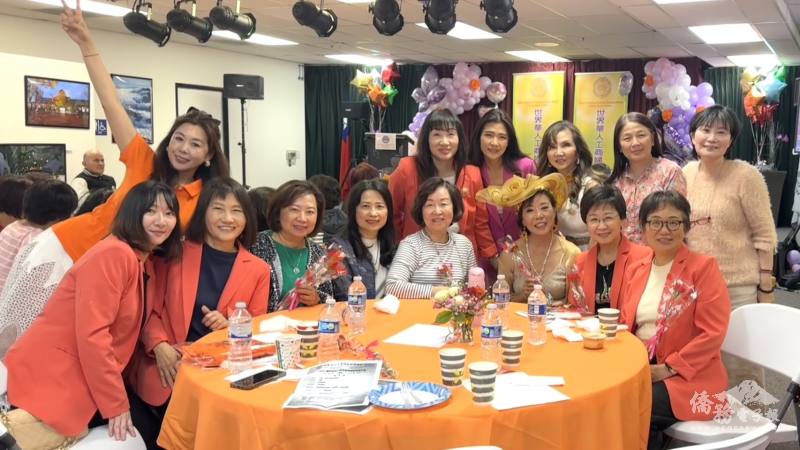 爾灣市市議員劉令淳(後排右4)應邀出席世華橙縣分會成立兩週年暨母親節慶祝活動