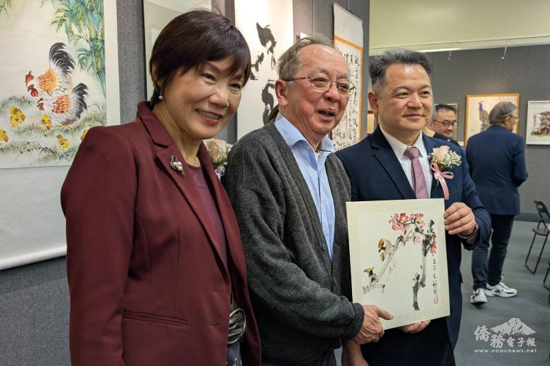 嶺南畫派傳人章祈成（中）現場揮毫贈畫駐洛杉磯辦事處處長紀欽耀（右）
