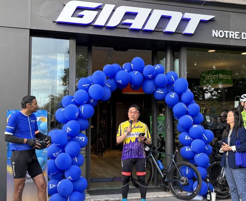 駐法經濟組簡任秘書吳嘯吟（中）17日在捷安特法國分公司15週年活動致詞時感謝民眾對台灣品牌的支持；巴黎台貿中心主任林君憶（右）則邀請單車迷訪台參加台北國際自行車展。左為捷安特法國總經理夏儂