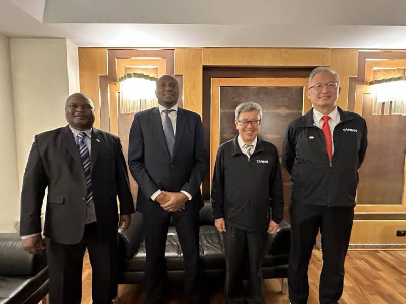 前副總統陳建仁（右2）、外交部政次吳志中（右1）17日下午抵達羅馬機場，會晤同樣來參加教宗良十四世就職典禮的史瓦帝尼總理德拉米尼（左2）。（駐教廷大使館提供）